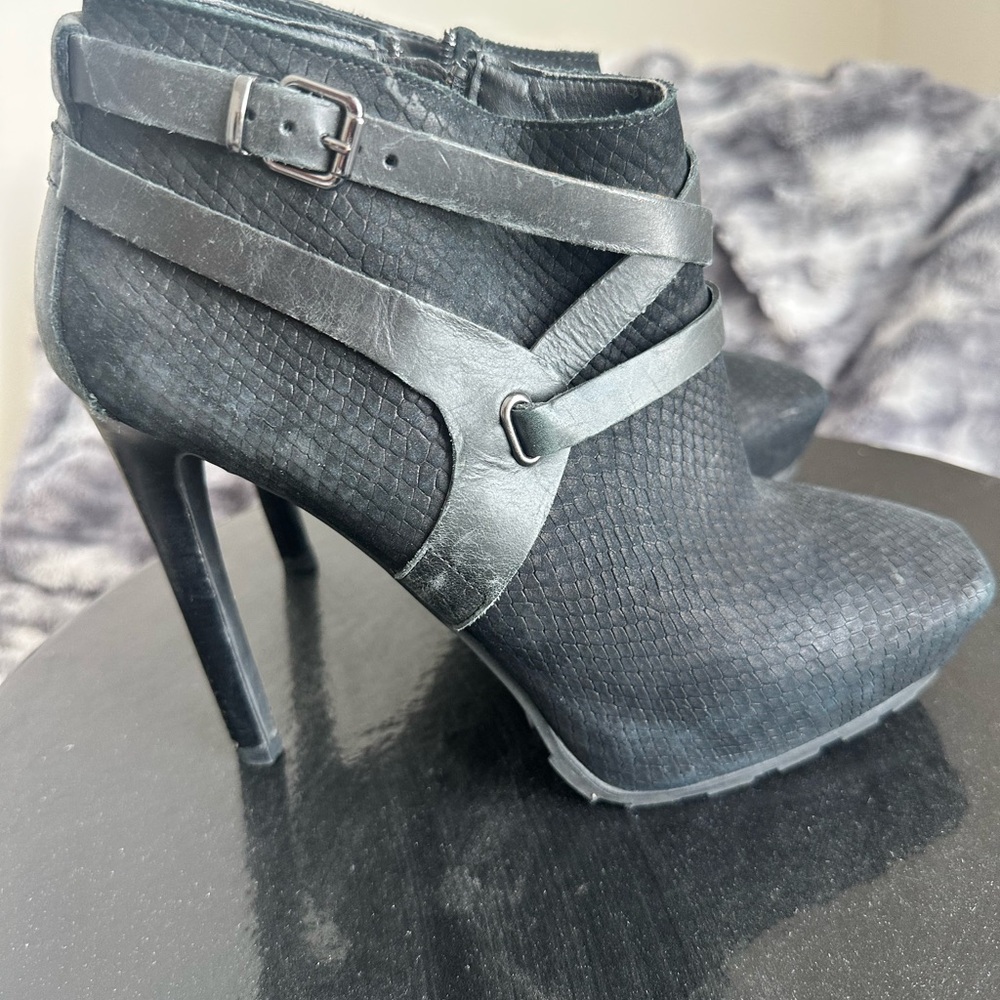 Guess Black Textured Heeled Boots